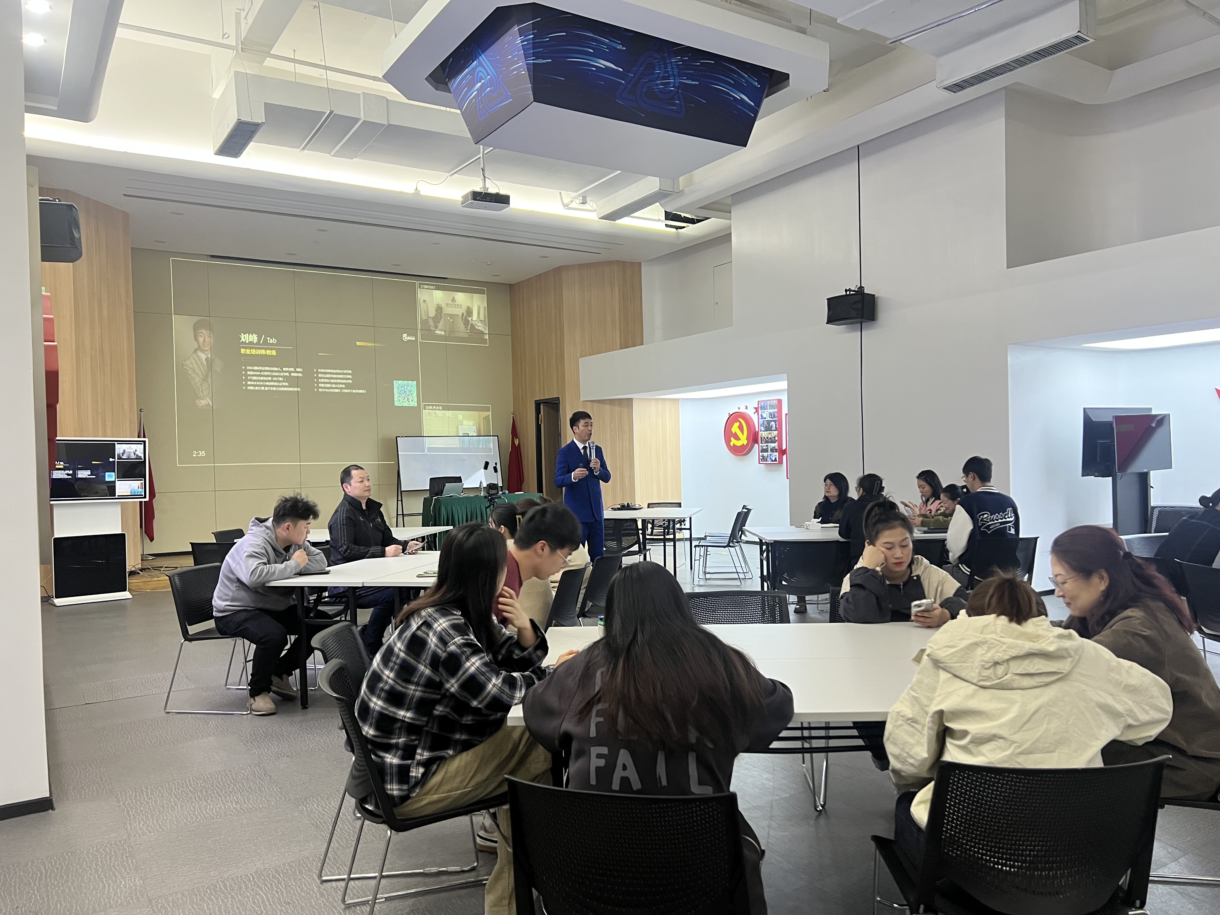 建華文創(chuàng)集團(tuán)開(kāi)展創(chuàng)新思維與創(chuàng)新管理培訓(xùn)