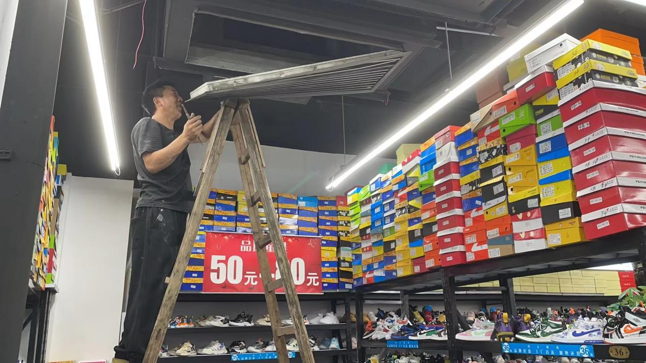 錢江商城對空調(diào)出風(fēng)口進(jìn)行清潔工作