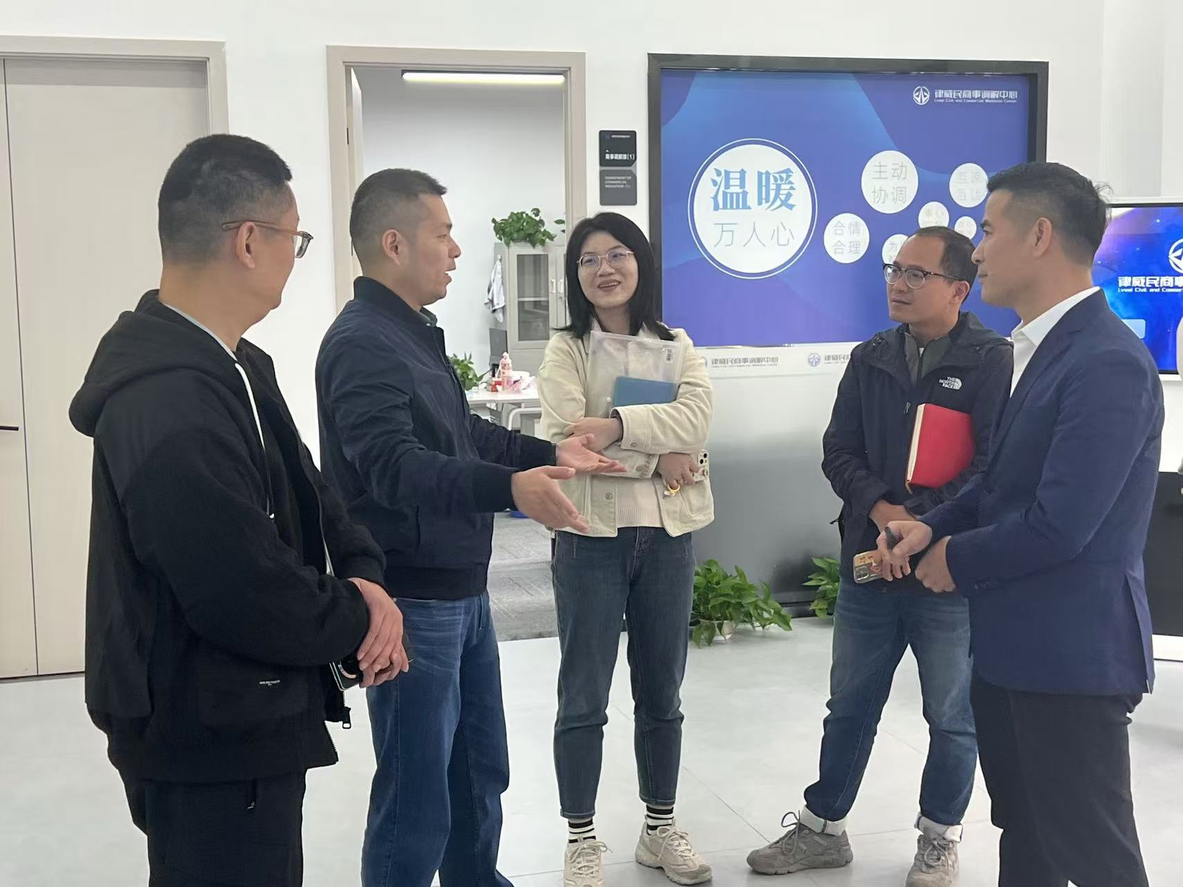 拱墅區(qū)祥符街道黨工委副書記姚亦文一行蒞臨建華律威民商事調(diào)解中心調(diào)研指導
