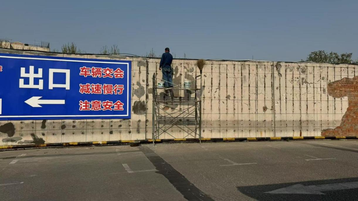 錢(qián)江商城三樓停車場(chǎng)墻開(kāi)展面修補(bǔ)工作