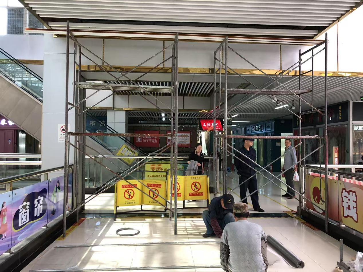 錢江商城天橋連廊“穿”上防護(hù)鎧甲