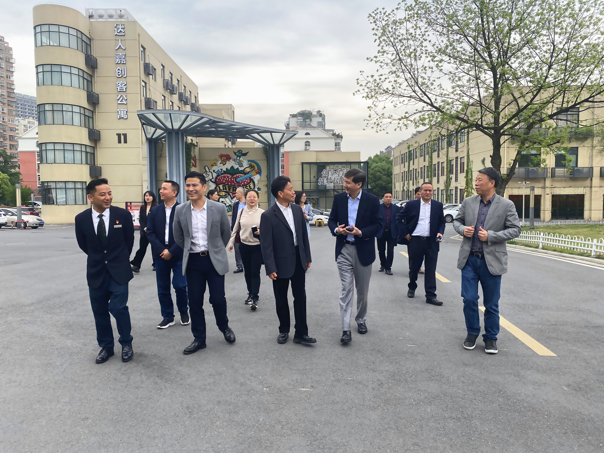 杭州市政協(xié)副主席、市工商聯(lián)主席馮仁強(qiáng) 一行蒞臨廬陽建華文創(chuàng)園考察