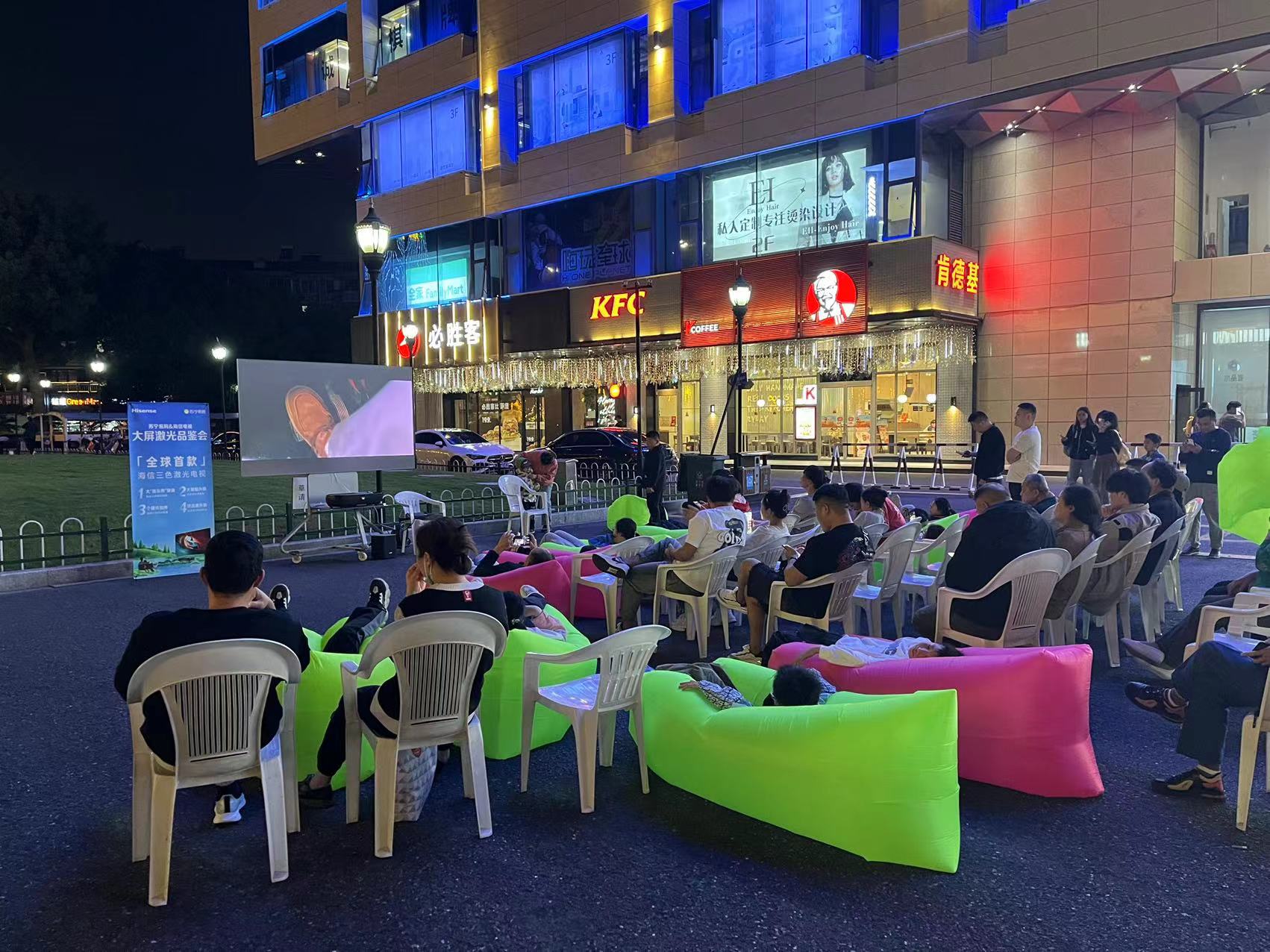 水晶城露天電影盛宴，歡聲笑語中感受夜晚魅力