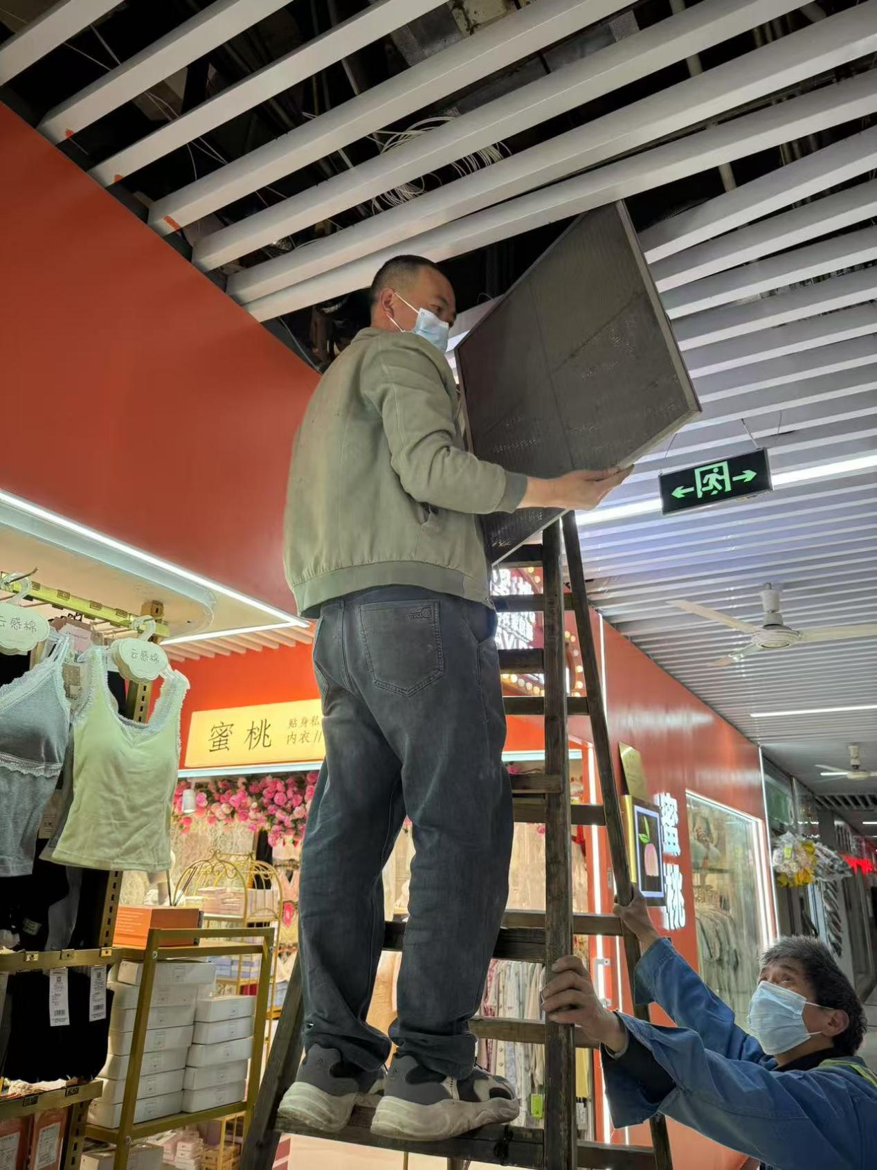 錢(qián)江商城開(kāi)展空調(diào)網(wǎng)片清洗，聚焦安全節(jié)能