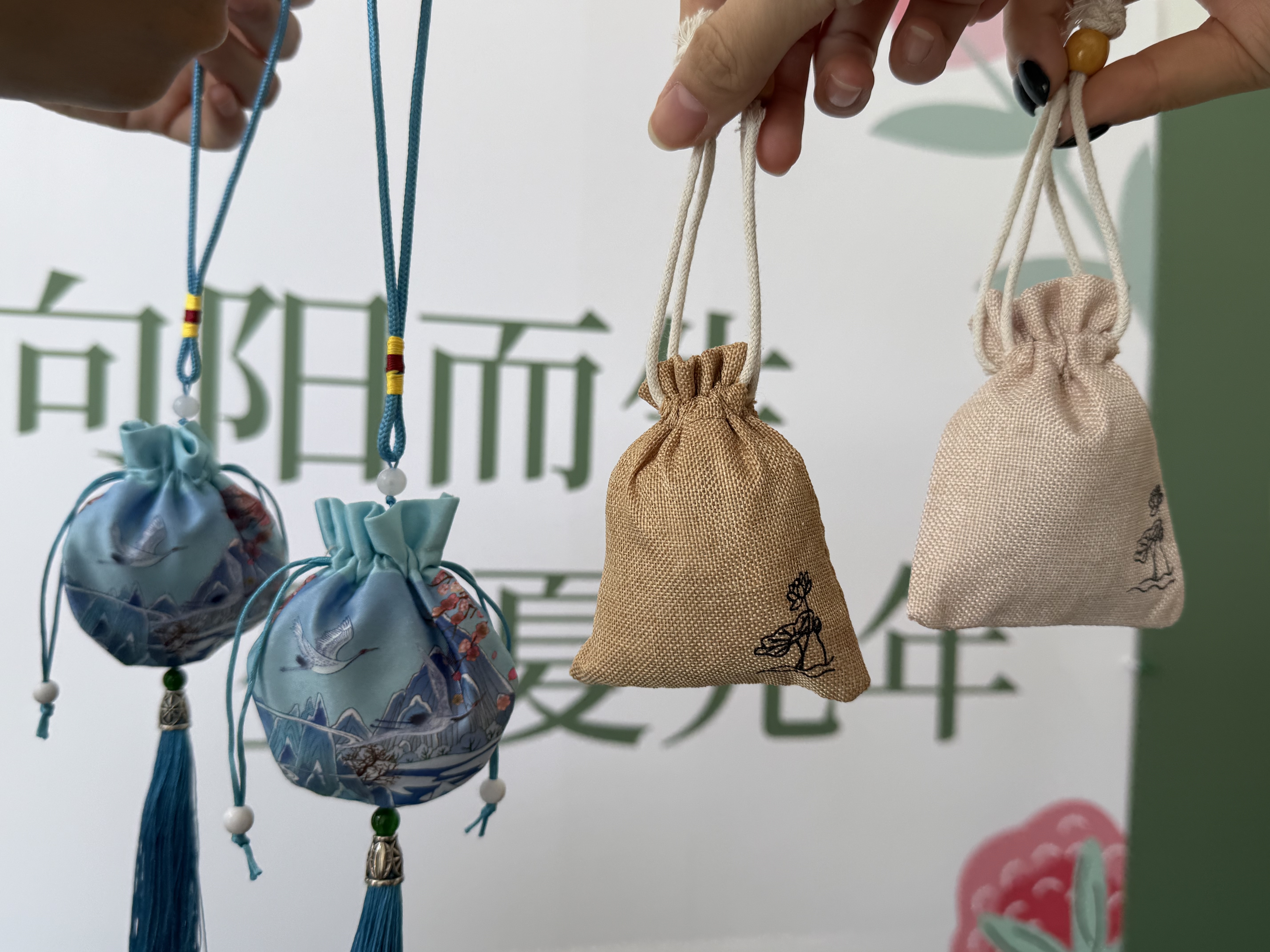 巧手制香囊，情暖端午時(shí)