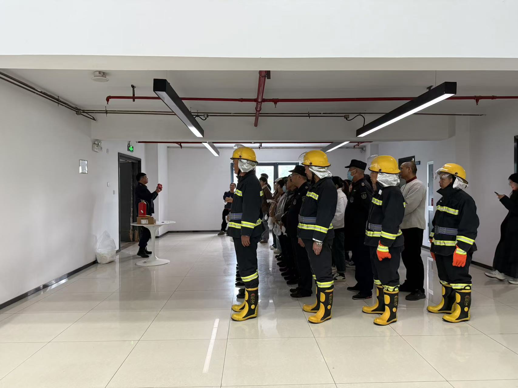 以練筑“防”，防范未“燃” ——建華文創(chuàng)集團開展消防逃生安全演練