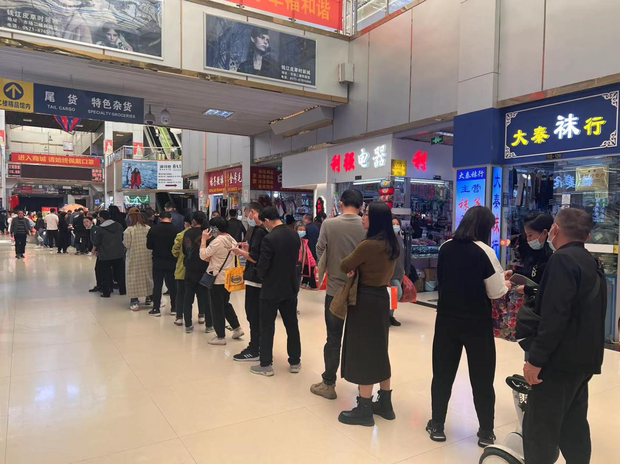 錢江商城聯(lián)合大關街道協(xié)助商戶 申報“穩(wěn)崗返還和一次性留工補助”  