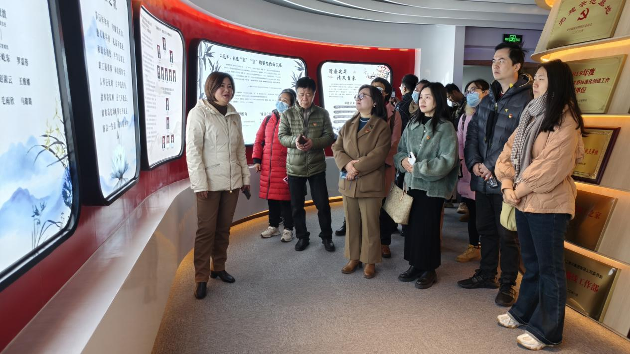 長慶街道兩新黨員赴集團(tuán)進(jìn)行黨建交流