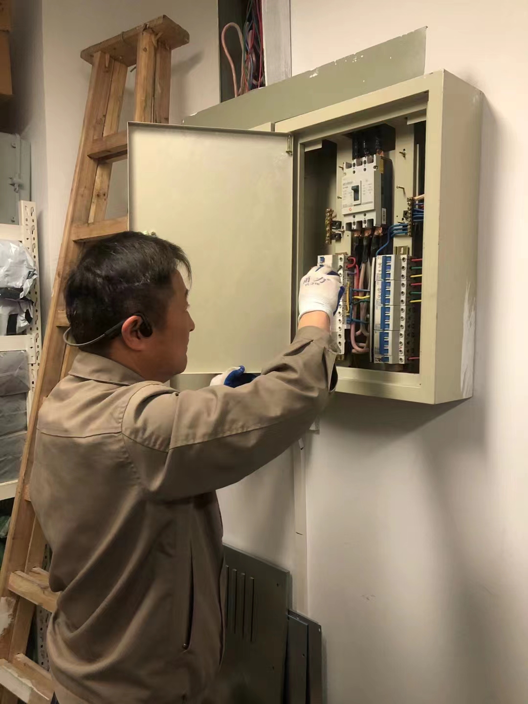 “嚴(yán)”字當(dāng)頭重排查，杜絕隱患予心安——文創(chuàng)園開(kāi)展電路安全排查工作