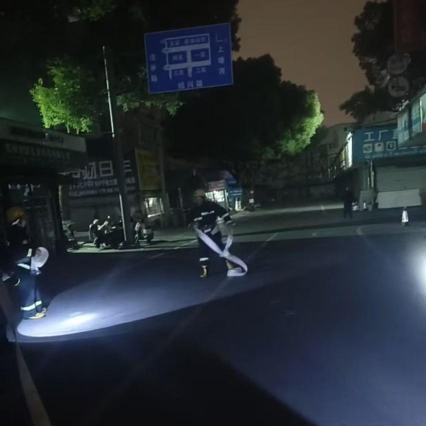 建華市場(chǎng)深夜進(jìn)行突擊消防演練活動(dòng)