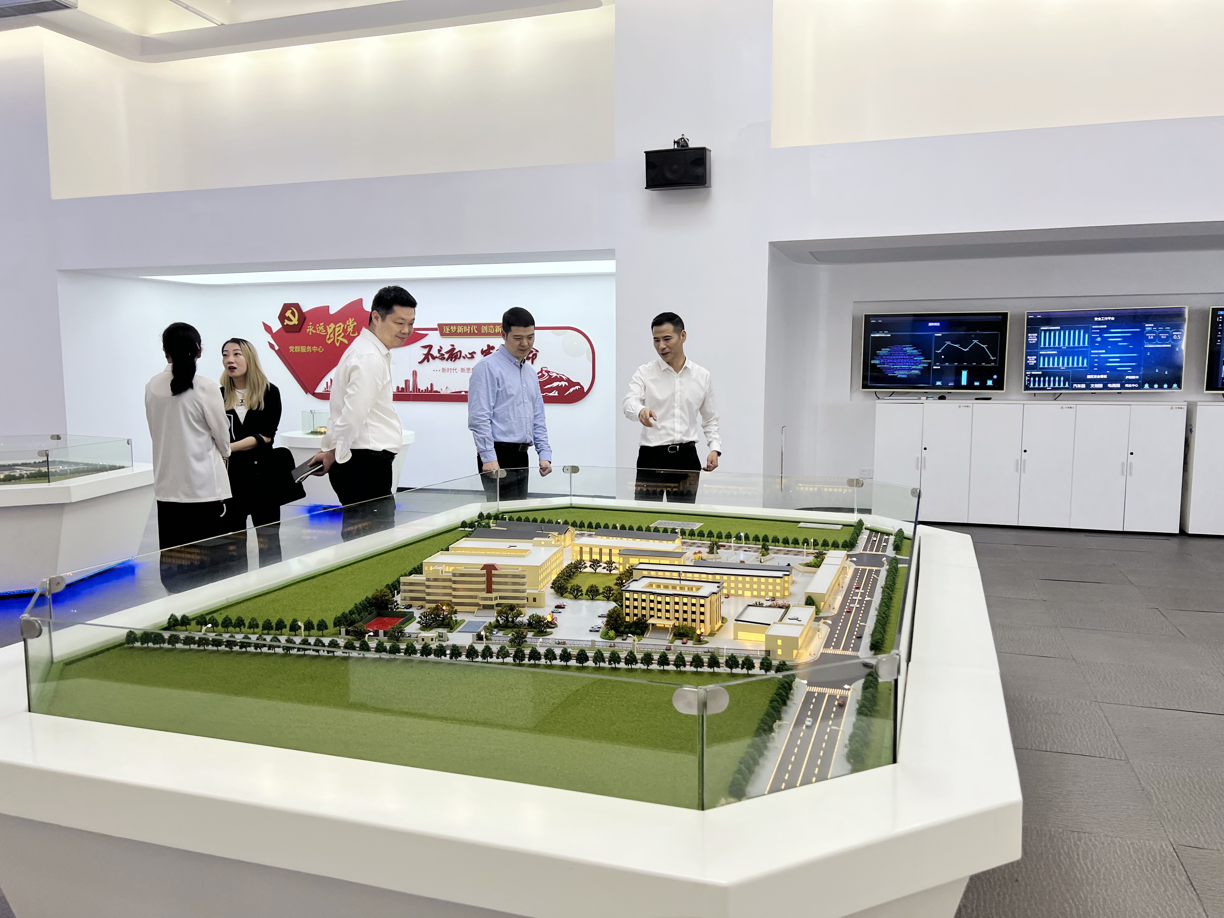 拱墅區(qū)祥符街道黨工委副書記、辦事處主任張洪明一行蒞臨杭州建華文創(chuàng)集團(tuán)調(diào)研指導(dǎo)