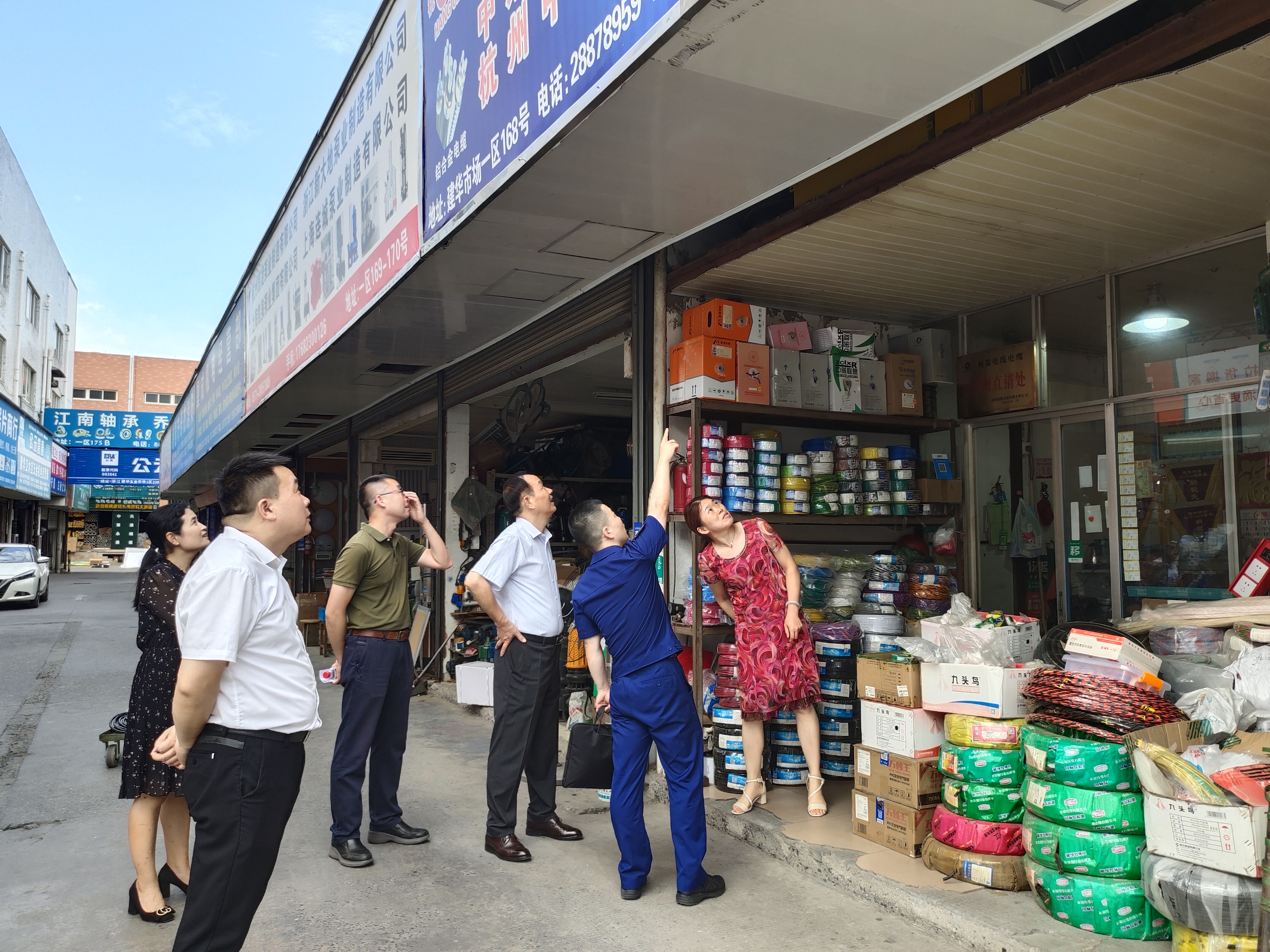 區(qū)消防大隊(duì)蒞臨建華市場開展消防安全檢查