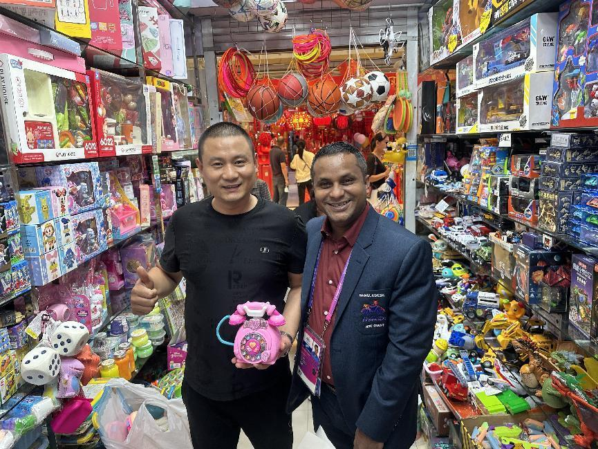 熱情服務(wù)外籍顧客，展現(xiàn)亞運(yùn)錢(qián)江風(fēng)采