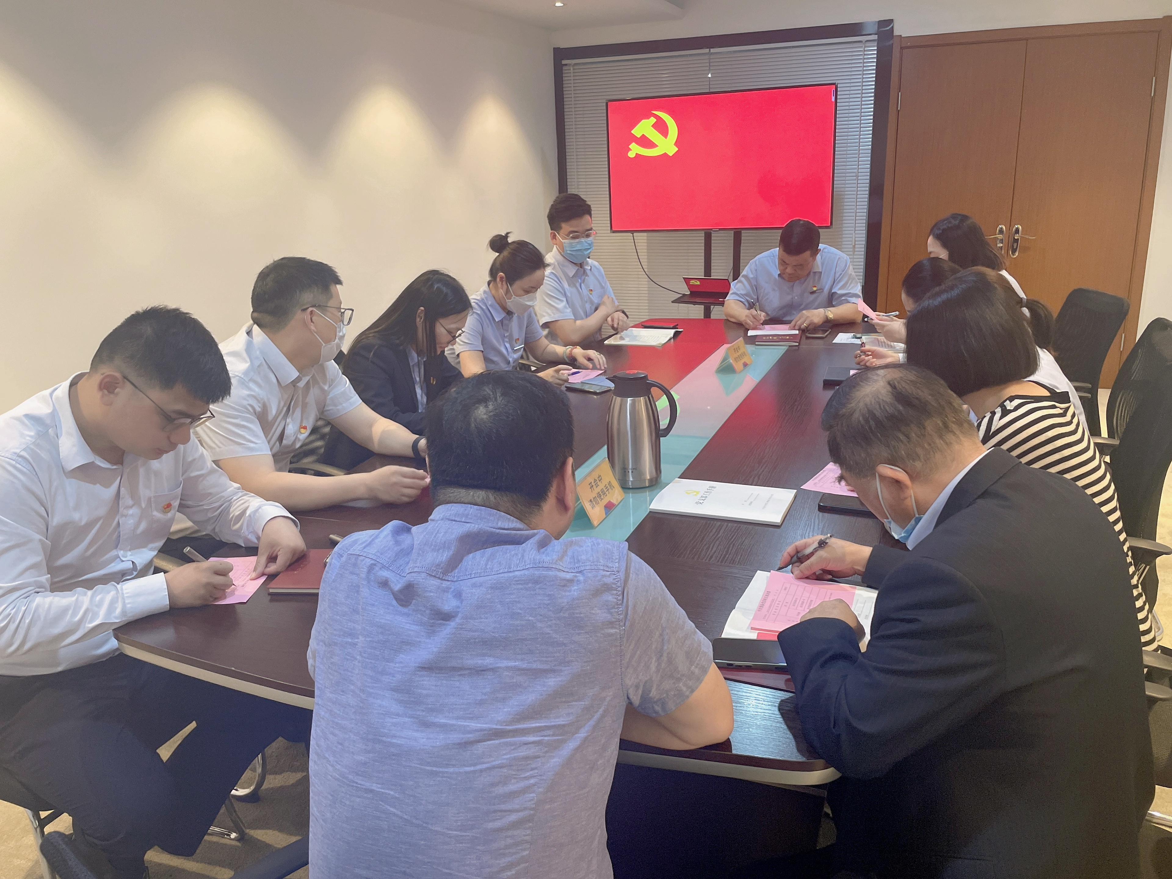 水晶城黨支部召開(kāi)預(yù)備黨員轉(zhuǎn)正會(huì)議