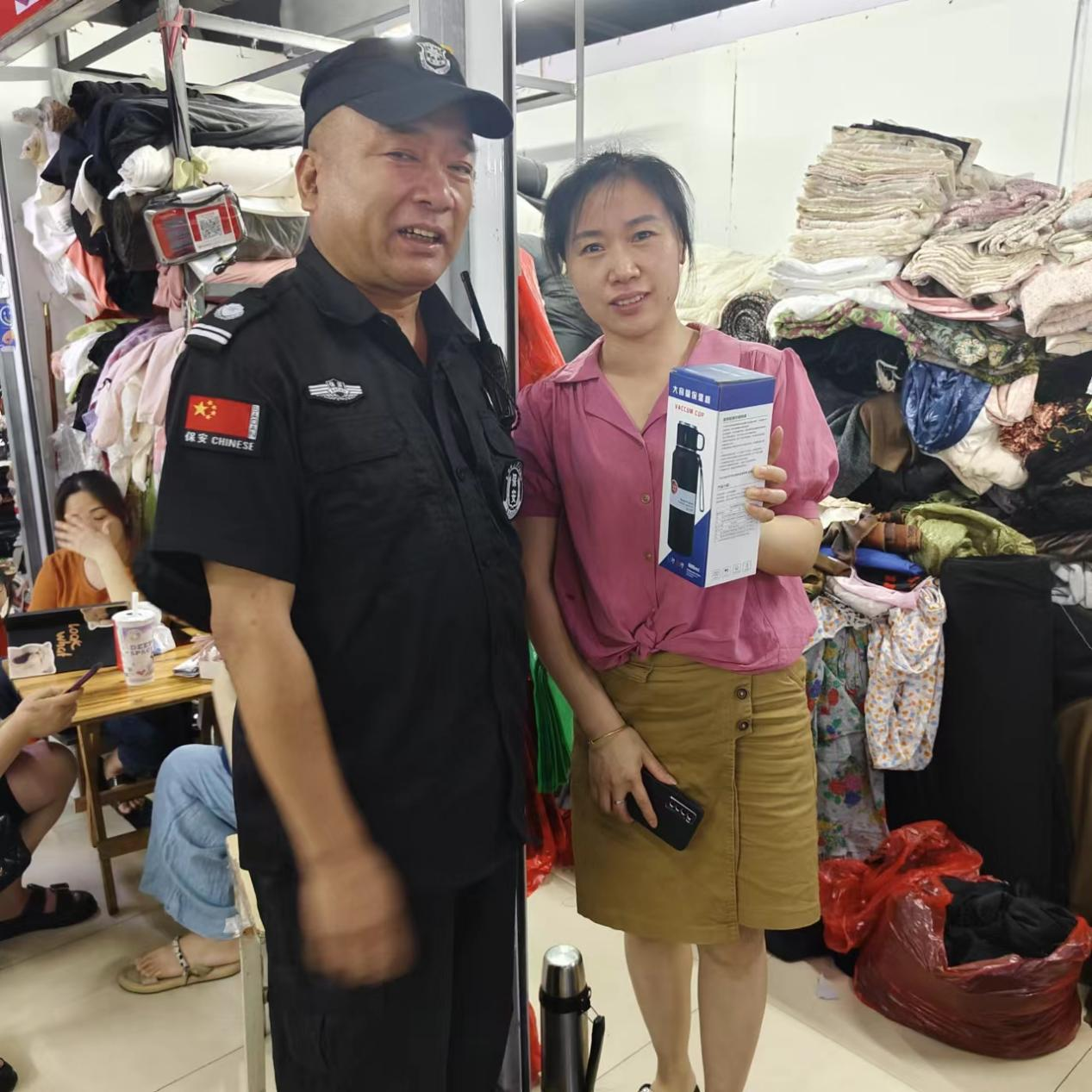 化險為夷！熱心商戶見義勇為，危急情況扶梯救人