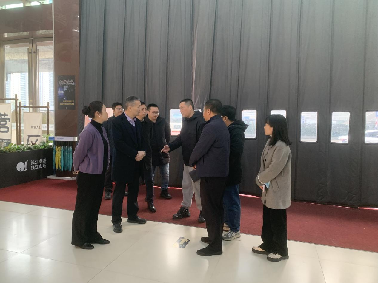 拱墅區(qū)應(yīng)急管理局一行走訪錢江商城開展專業(yè)市場(chǎng)消防安全調(diào)研工作