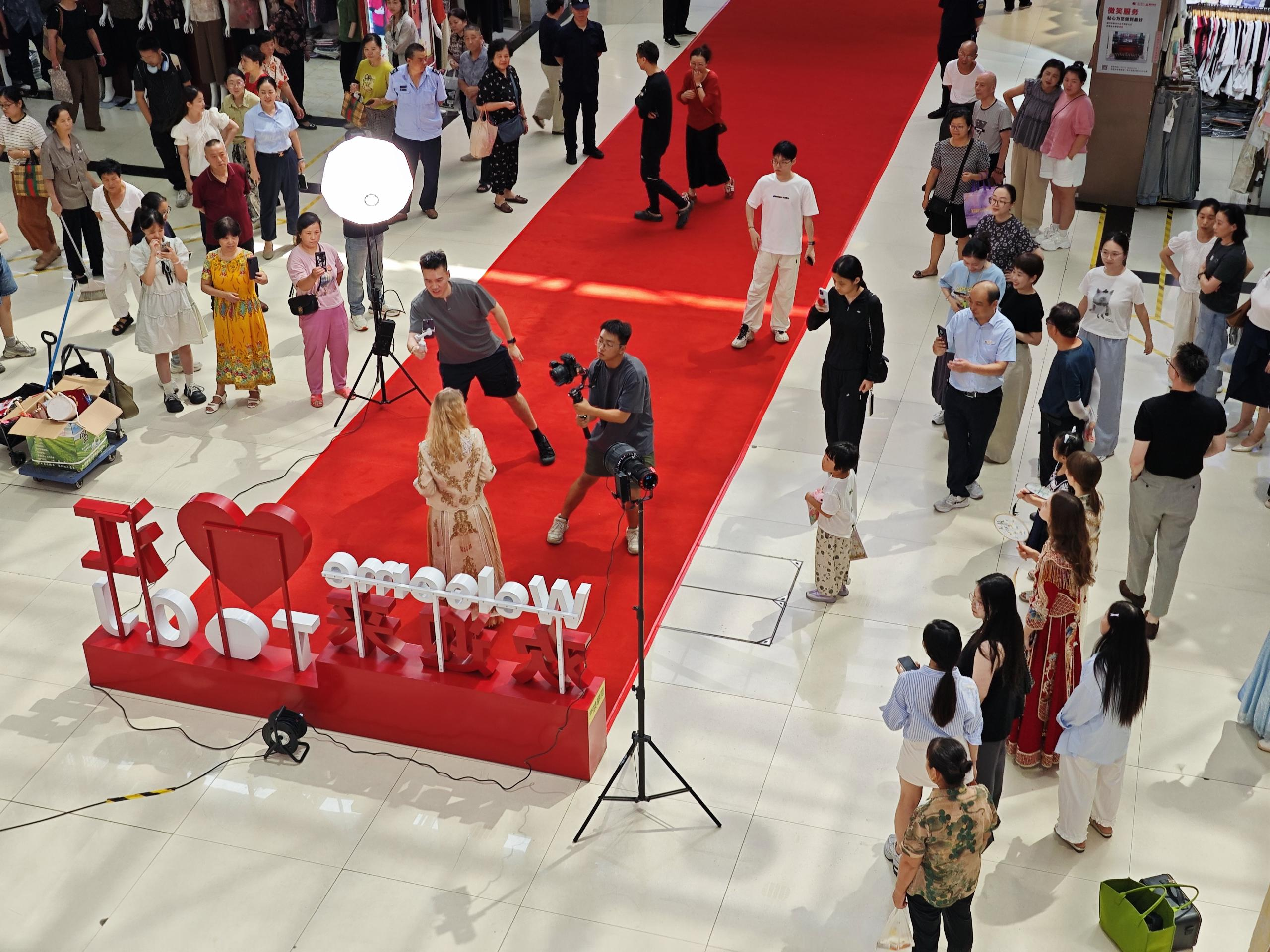 錢(qián)江商城舉辦時(shí)尚走秀，多元商品魅力盡顯