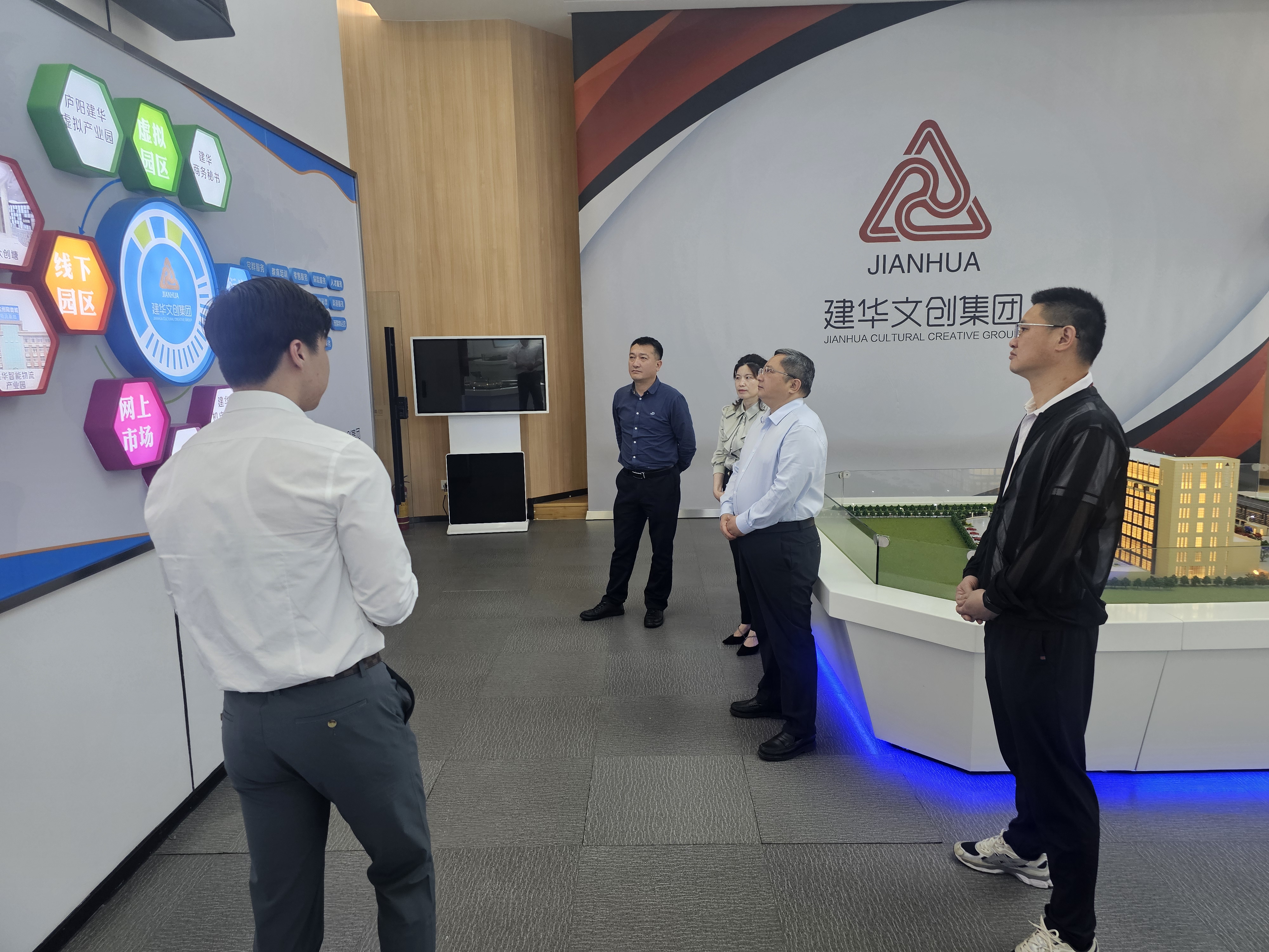 貴溪市人民政府市長(zhǎng)、經(jīng)開區(qū)書記潘磊一行蒞臨建華文創(chuàng)集團(tuán)考察調(diào)研