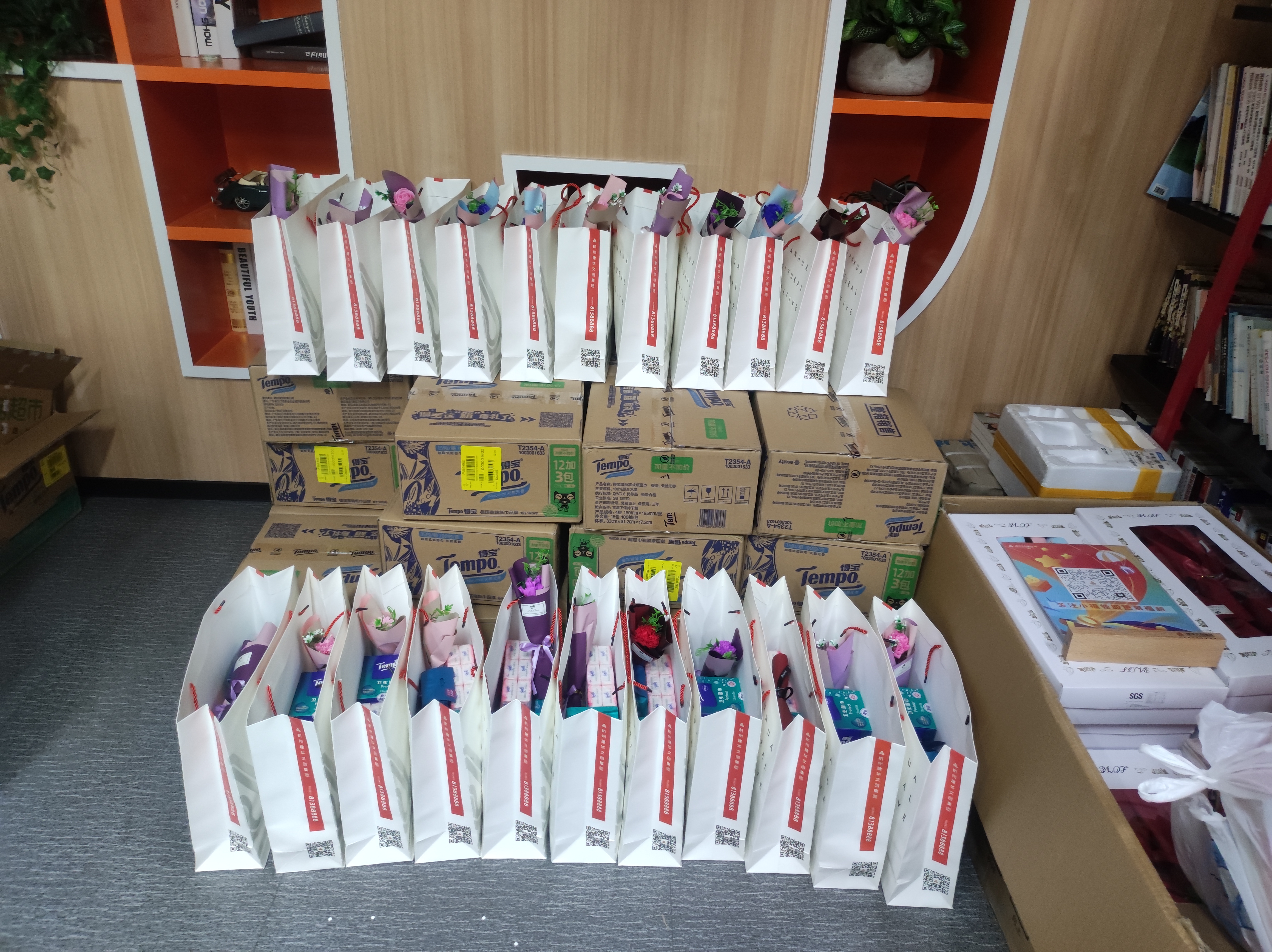 “芝蘭風(fēng)雅至，伊人踏香來”——-建華文創(chuàng)集團(tuán)工會開展女神節(jié)慰問活動