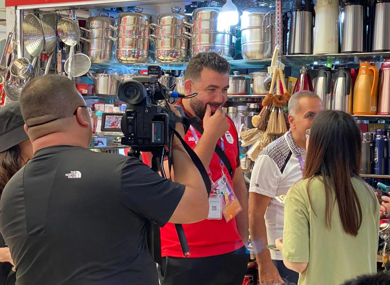 “友誼第一 比賽第二” 亞運會外國運動員玩轉(zhuǎn)錢江商城