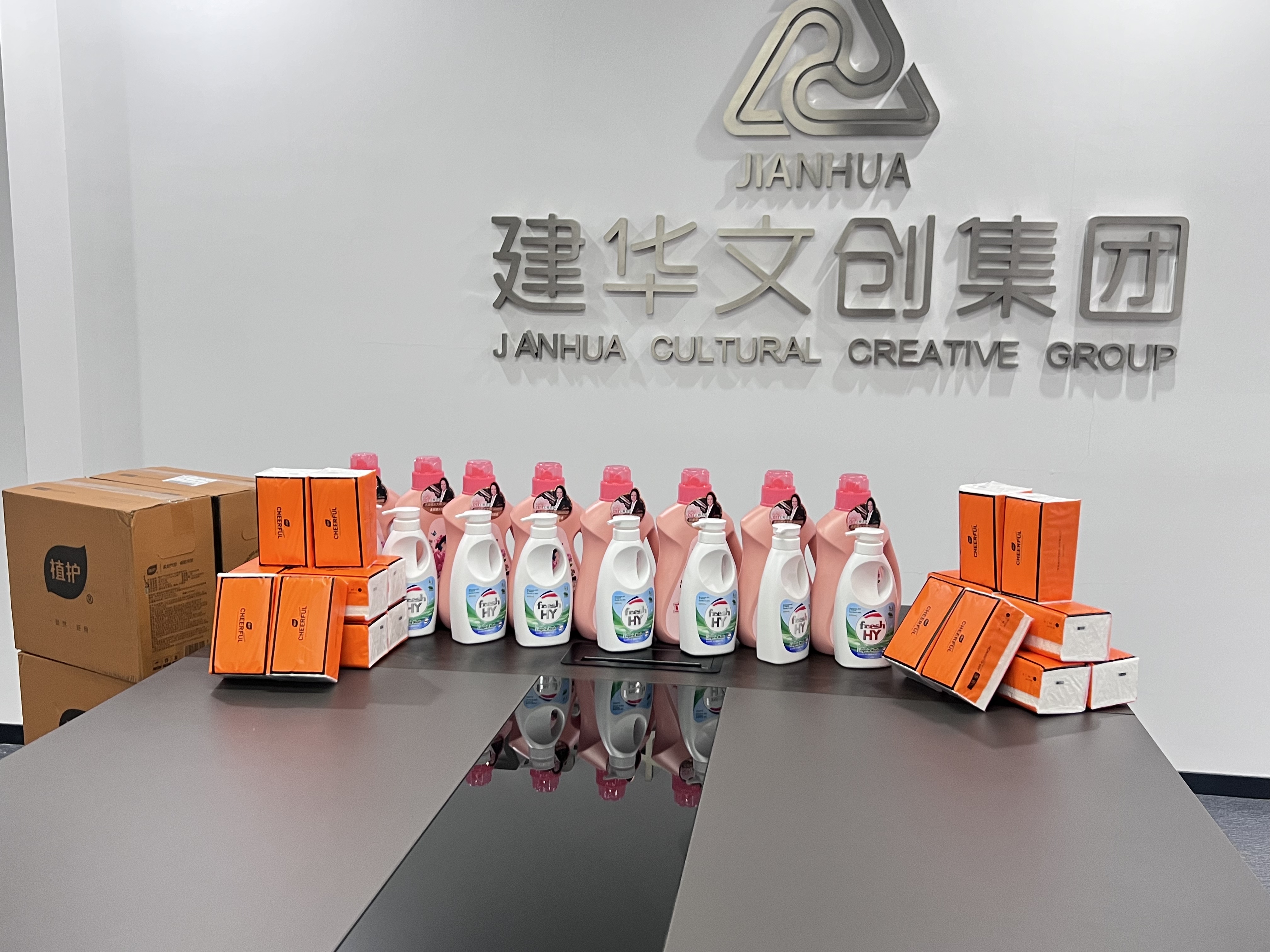 愛在春天，情暖三八——建華文創(chuàng)集團工會為女職工發(fā)放暖心福利