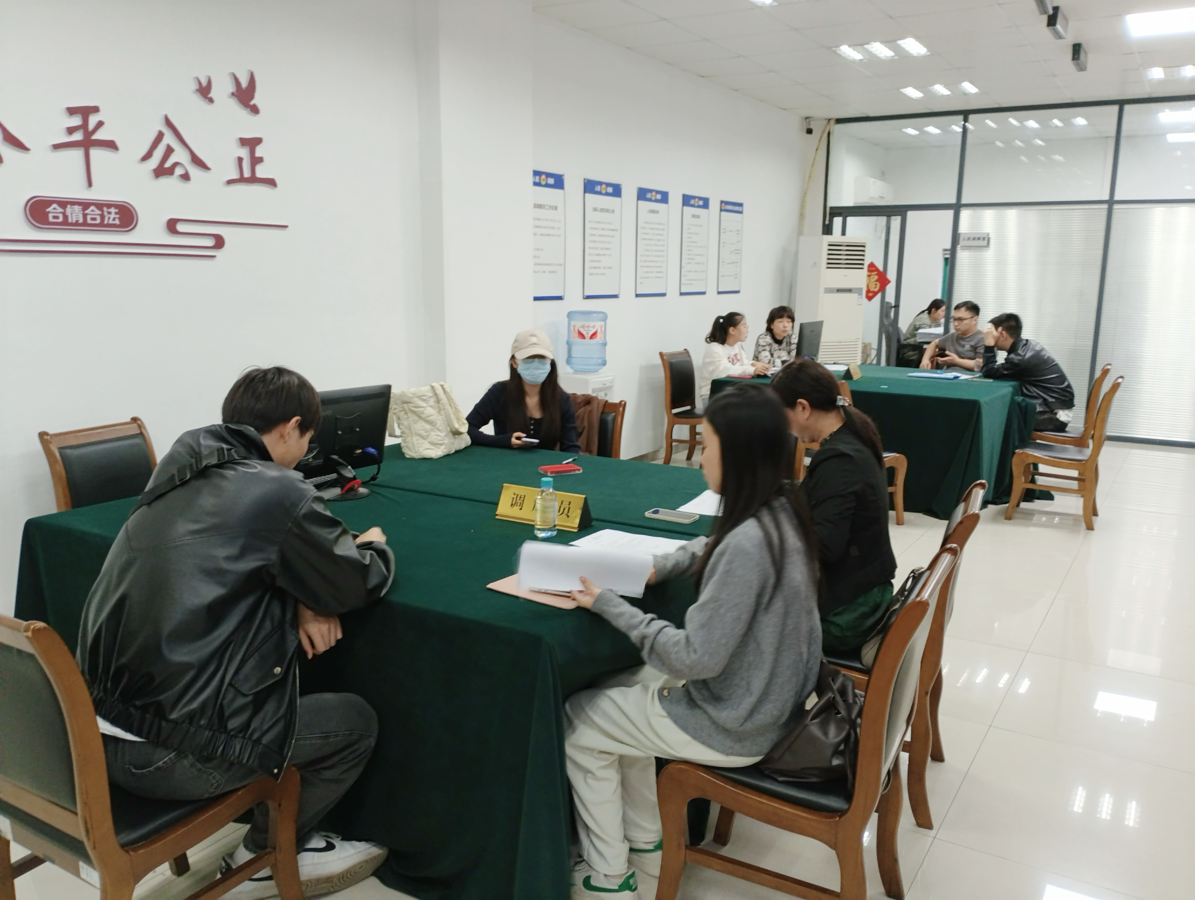 調(diào)解顯溫情，商業(yè)洪流中的信任與重生