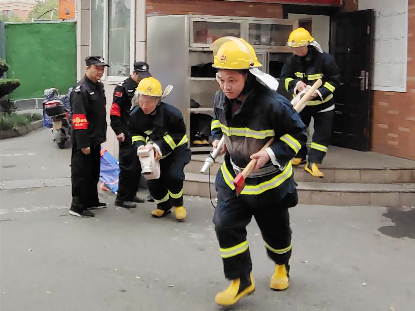 安全第一，防范為先——建華市場(chǎng)開(kāi)展消防疏散演練活動(dòng)