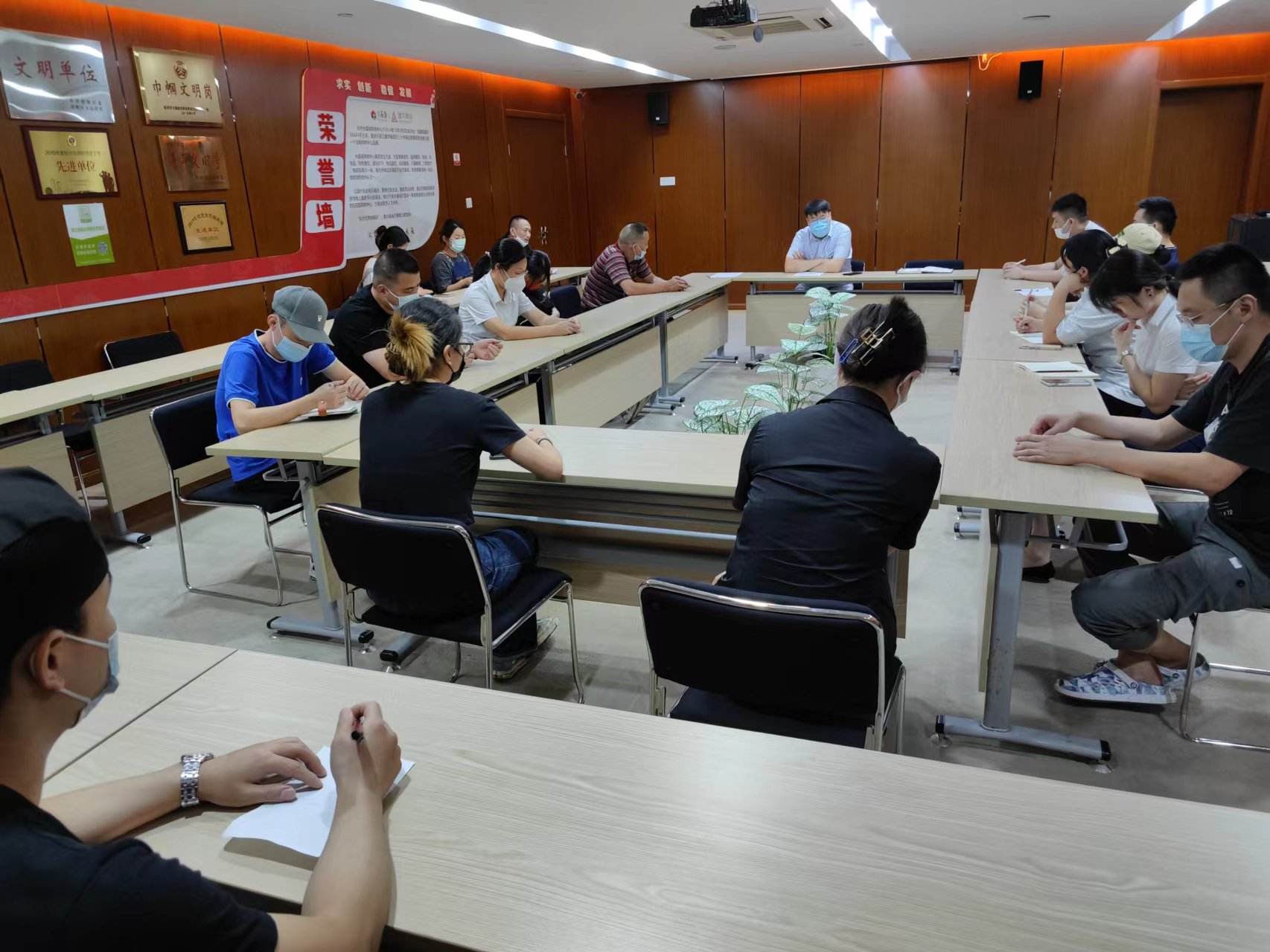 水晶城召開7月店長會(huì)議