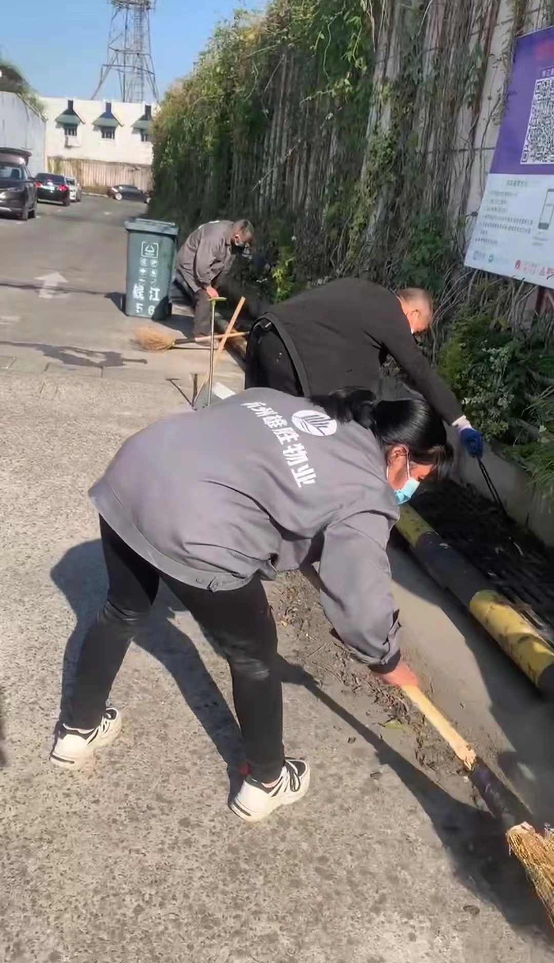 錢(qián)江商城開(kāi)展停車場(chǎng)排水口清理工作