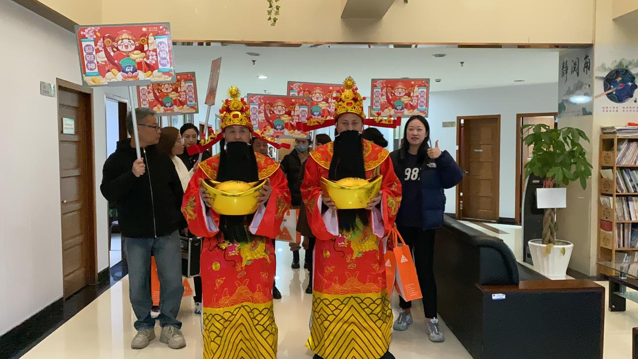 正月十五元宵到，財神到來，請接福！