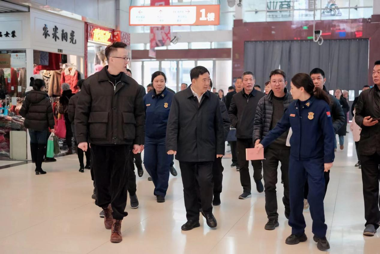 省、市、區(qū)領(lǐng)導(dǎo)蒞臨錢江商城指導(dǎo)安全生產(chǎn)工作