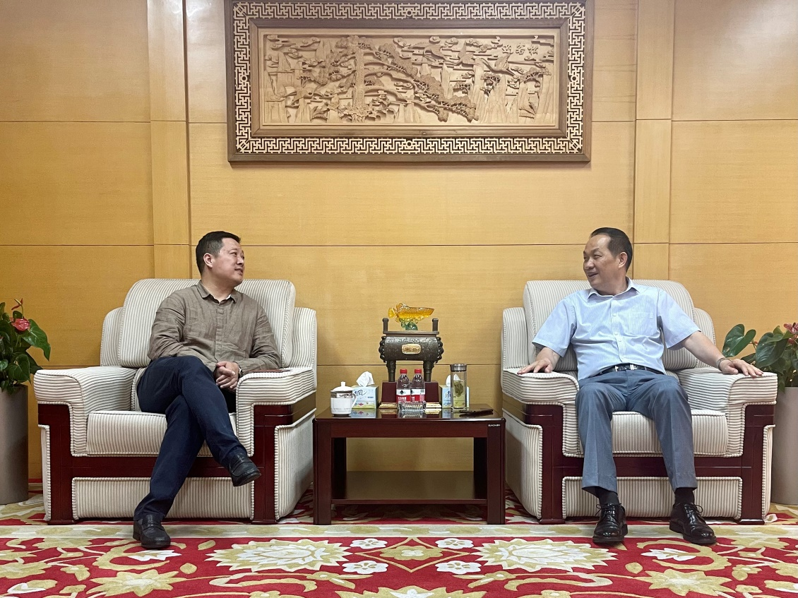 上塘街道方在元副主任帶隊(duì)慰問優(yōu)秀共產(chǎn)黨員