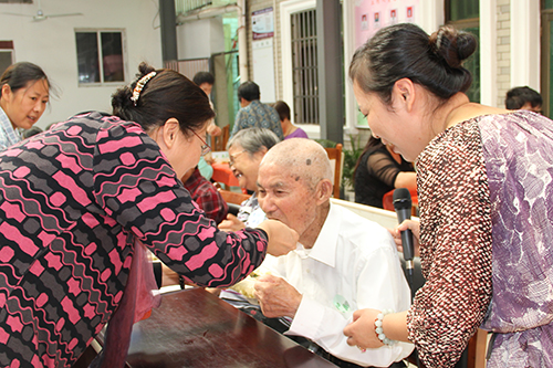 建華文創(chuàng)園黨支部團(tuán)委走訪(fǎng)慰問(wèn)七古登社區(qū)老人 (5).jpg