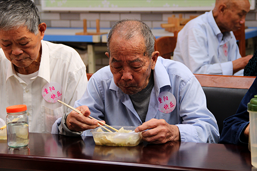 建華文創(chuàng)園黨支部團(tuán)委走訪(fǎng)慰問(wèn)七古登社區(qū)老人 (6).jpg